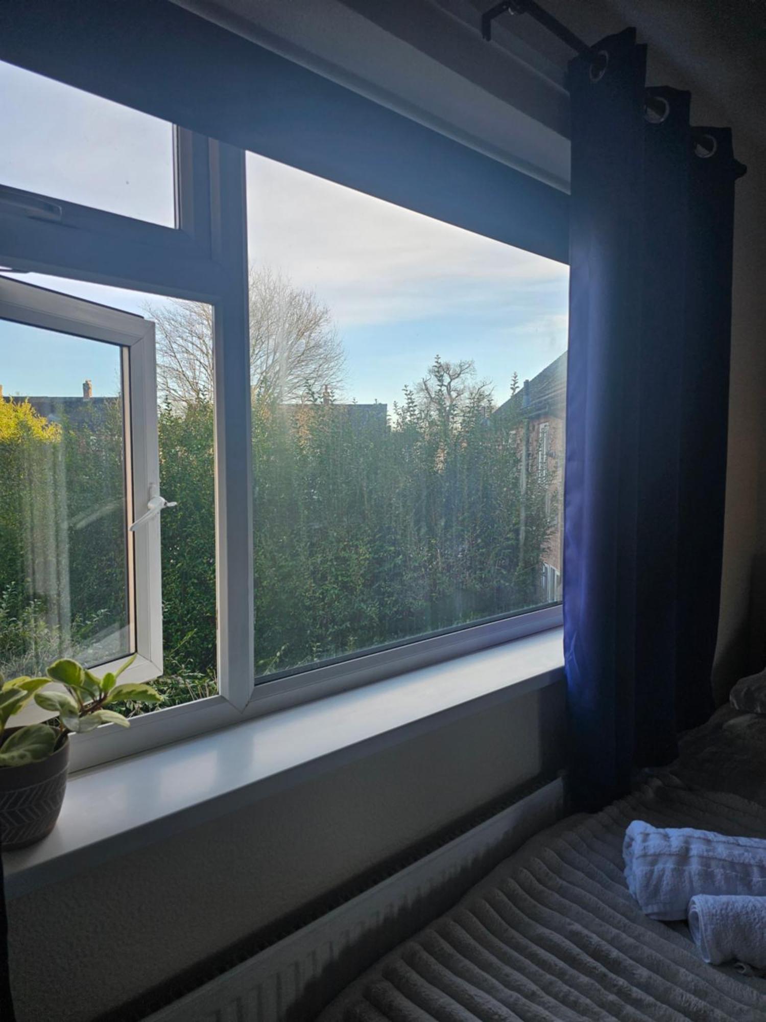 Double Bedroom Located Close To Manchester Airport ウィゼンショー エクステリア 写真