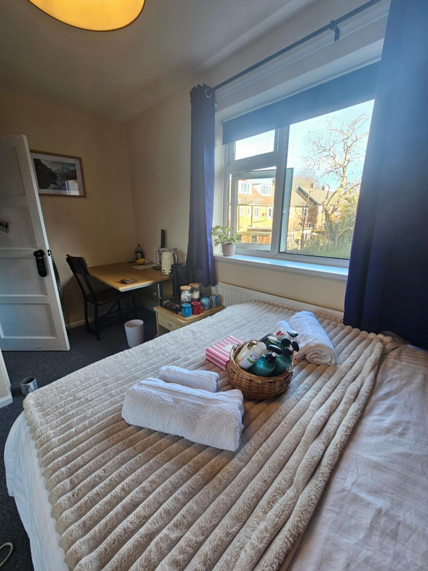 Double Bedroom Located Close To Manchester Airport ウィゼンショー エクステリア 写真