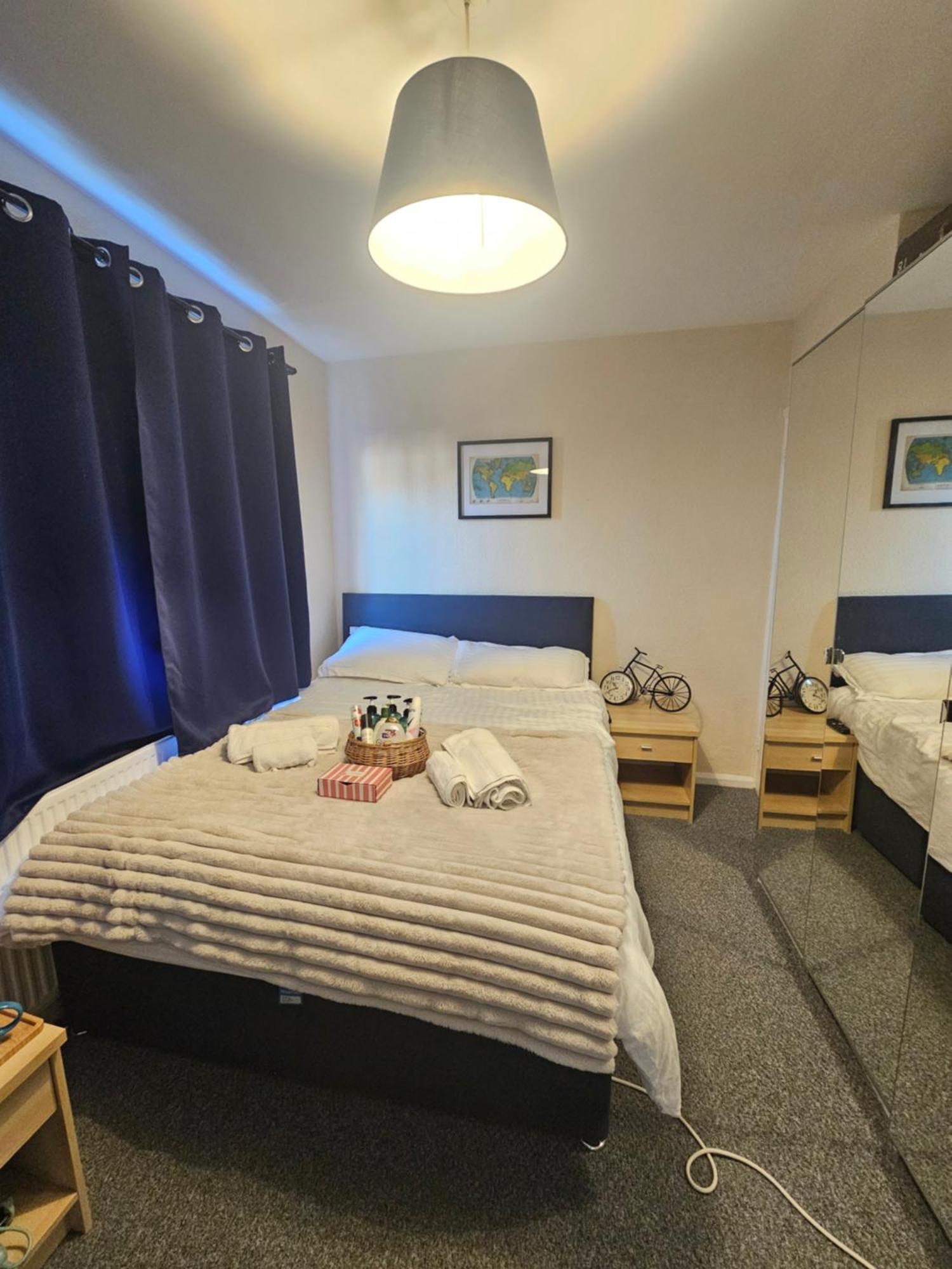 Double Bedroom Located Close To Manchester Airport ウィゼンショー エクステリア 写真